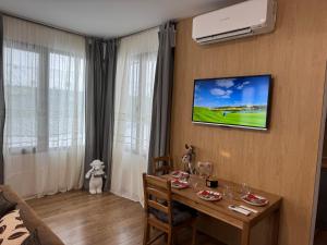 Μια τηλεόραση ή/και κέντρο ψυχαγωγίας στο Апартамент с двор Дива