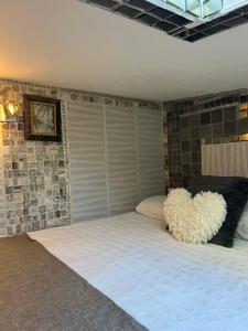 Postel nebo postele na pokoji v ubytování Garden-Goretti House