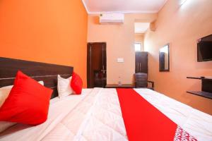 Postel nebo postele na pokoji v ubytování Hotel Krishna