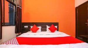 Postel nebo postele na pokoji v ubytování Hotel Krishna