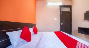 Postel nebo postele na pokoji v ubytování Hotel Krishna