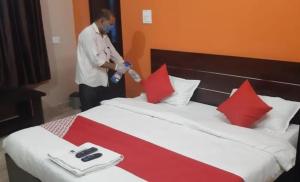 Postel nebo postele na pokoji v ubytování Hotel Krishna