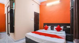 Postel nebo postele na pokoji v ubytování Hotel Krishna
