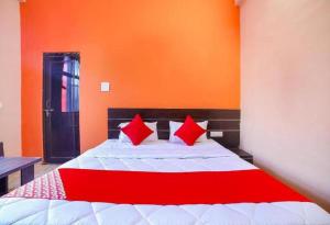 Postel nebo postele na pokoji v ubytování Hotel Krishna