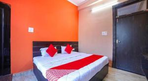 Postel nebo postele na pokoji v ubytování Hotel Krishna