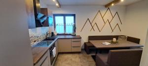 Kuchyň nebo kuchyňský kout v ubytování Appartements Moser