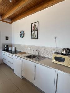 Vivienda Vacacional Casa Lina的厨房或小厨房