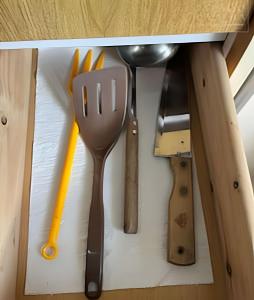 eine Gruppe Küchenutensilien auf einem Tisch in der Unterkunft Apartamento Frente Mar Vista Panorâmica Incrível in São Vicente