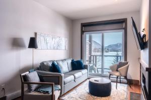 Χώρος καθιστικού στο Condo overlooking Lac Superieur & mountain views