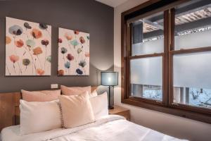 Ένα ή περισσότερα κρεβάτια σε δωμάτιο στο Condo overlooking Lac Superieur & mountain views +25 φωτογραφίες