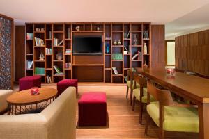 Posezení v ubytování Four Points by Sheraton Bengaluru Whitefield