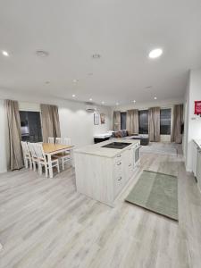 ロヴァニエミにあるLuxury Apartments Pannuのキッチンとダイニングルームのあるリビングルーム