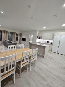 ロヴァニエミにあるLuxury Apartments Pannuのテーブルと椅子のあるキッチンとリビングルーム +7枚の写真