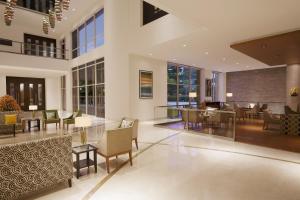 Posezení v ubytování Four Points by Sheraton Hotel and Serviced Apartments Pune