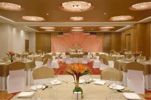 Restaurace v ubytování Four Points by Sheraton Hotel and Serviced Apartments Pune + 37 fotografií
