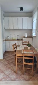 Una cocina con una mesa y sillas de madera en una habitación. en Studio Praga, en Varsovia