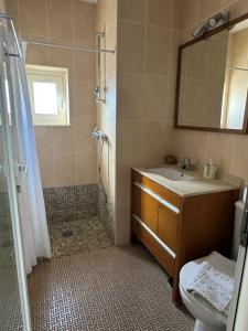 科拉雷侯Vivienda Vacacional Casa Lina的带淋浴、水槽和马桶的浴室 更多28张照片