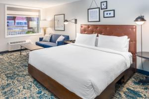 Rúm í herbergi á Four Points by Sheraton Eastham Cape Cod