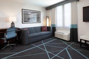 Posezení v ubytování Fairfield Inn & Suites By Marriott Camarillo