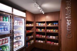 Supermarket nebo jiné obchody v  hotelu nebo okolí