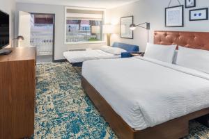 Rúm í herbergi á Four Points by Sheraton Eastham Cape Cod