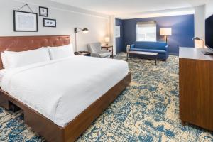 Rúm í herbergi á Four Points by Sheraton Eastham Cape Cod