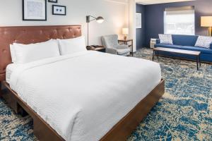 Rúm í herbergi á Four Points by Sheraton Eastham Cape Cod