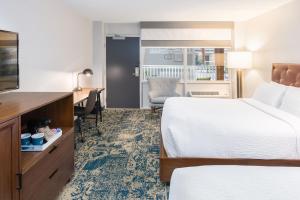 Rúm í herbergi á Four Points by Sheraton Eastham Cape Cod