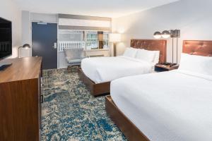Rúm í herbergi á Four Points by Sheraton Eastham Cape Cod