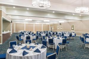 Restaurace v ubytování Four Points by Sheraton Eastham Cape Cod + 37 fotografií