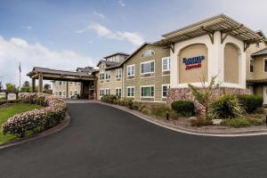 un hotel con entrada frente a un edificio en Fairfield Inn and Suites Santa Rosa Sebastopol, en Sebastopol