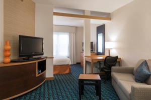 Una habitación de hotel con televisión y sala de estar. en Fairfield Inn and Suites Santa Rosa Sebastopol, en Sebastopol