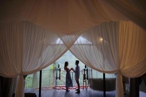 ウブドにあるBELALU Bali Boutique & SPA experienceの天蓋立花嫁 +37枚の写真