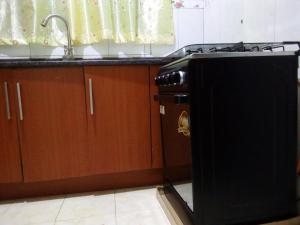 Kuchyň nebo kuchyňský kout v ubytování EQUATOR SUITES -KAMPALA -Ivory Mall -Bunga Gaba Road