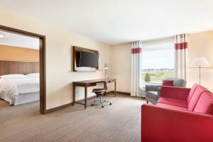 Postel nebo postele na pokoji v ubytování Four Points by Sheraton Fargo Medical Center