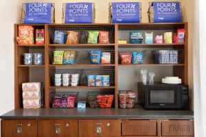 Příslušenství pro přípravu čaje a kávy v ubytování Four Points by Sheraton Fargo Medical Center