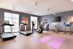 Fitness centrum a/nebo fitness zařízení v ubytování Four Points by Sheraton Fargo Medical Center