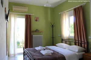 A bed or beds in a room at Rentoulia Apartments