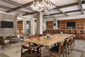 ein Esszimmer mit einem großen Tisch und Stühlen in der Unterkunft Four Points by Sheraton Sacramento Airport in Sacramento