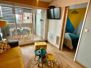 A television and/or entertainment centre at Le Cosy Des Goélands, T2 proche de la mer