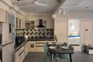 Køkken eller tekøkken på Koral 1BHK Apartment by tisyastays