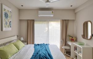 En eller flere senge i et værelse på Koral 1BHK Apartment by tisyastays + 6 billeder