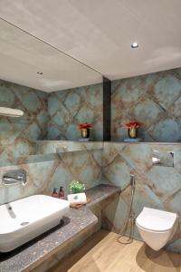 Et badeværelse på Koral 1BHK Apartment by tisyastays