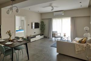 Et tv og/eller underholdning på Koral 1BHK Apartment by tisyastays