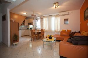 ein Wohnzimmer mit einem Sofa und einem Tisch in der Unterkunft Centar Palace Apartment in Split