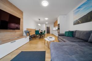 ein Wohnzimmer mit Couch und Tisch in der Unterkunft Apartmány Rezidence Lyžařská in Janské Lázně