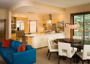 A kitchen or kitchenette at The Osprey at Beaver Creek, a RockResort