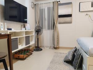 TV a/nebo společenská místnost v ubytování APT at G-207 in SMDC Cheer Residences