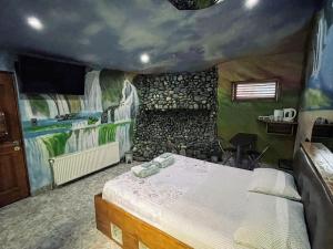 1 dormitorio con 1 cama en una habitación con un mural en Las mil y una noches, en Punta Arenas 6 fotos más