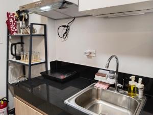Kuhinja oz. manjša kuhinja v nastanitvi APT at G-207 in SMDC Cheer Residences